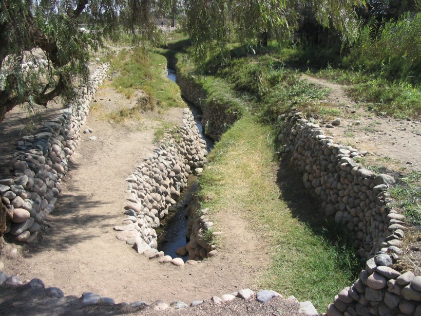 Tramos superficial de uno de los acueductos de Nasca, Ronald Ancajima 2014